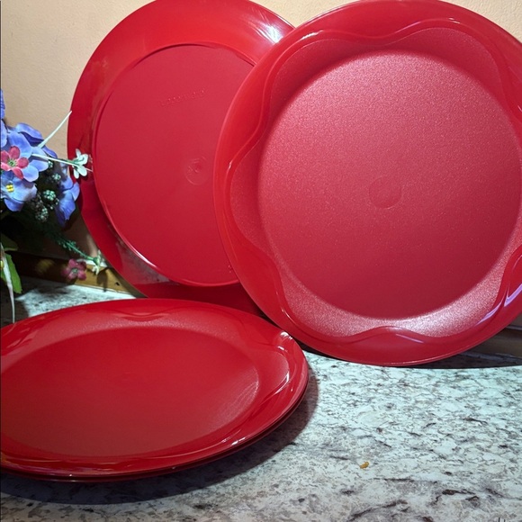 Tupperware Vibrant Red Dinner Plate Set - Picture 3 of 4
